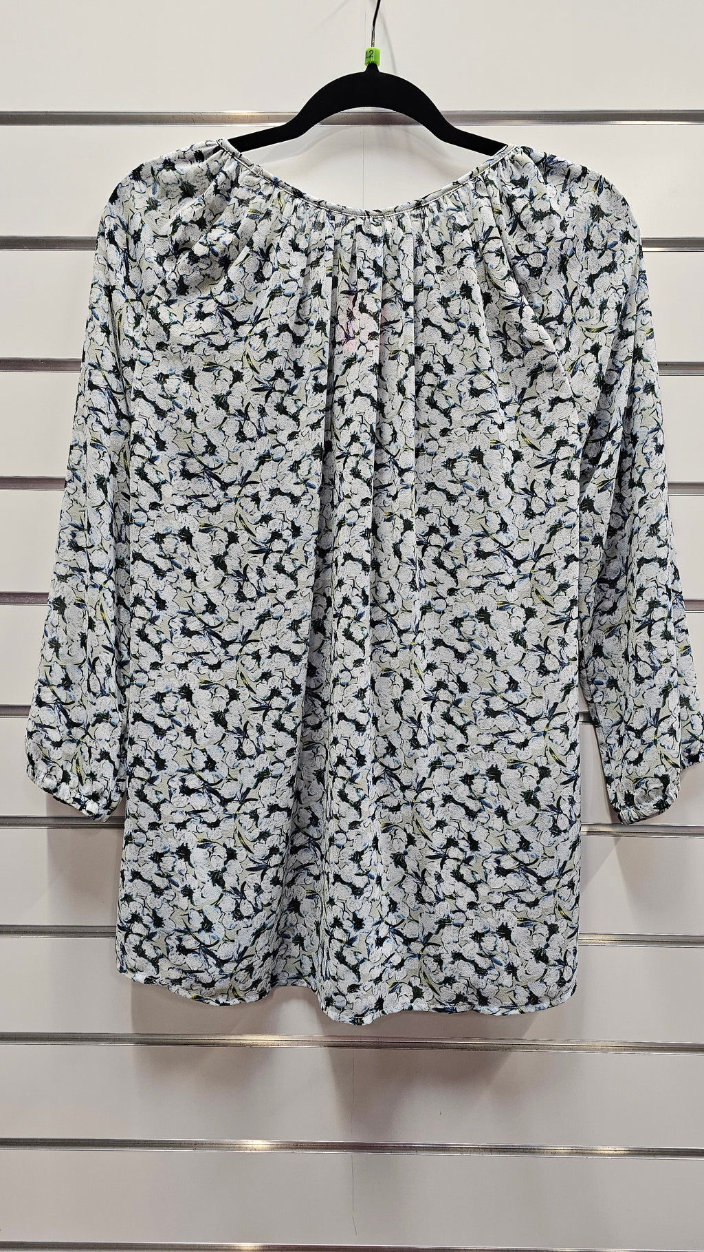 Memo 3/4 sleeve blouse green and white - size 12 image 1