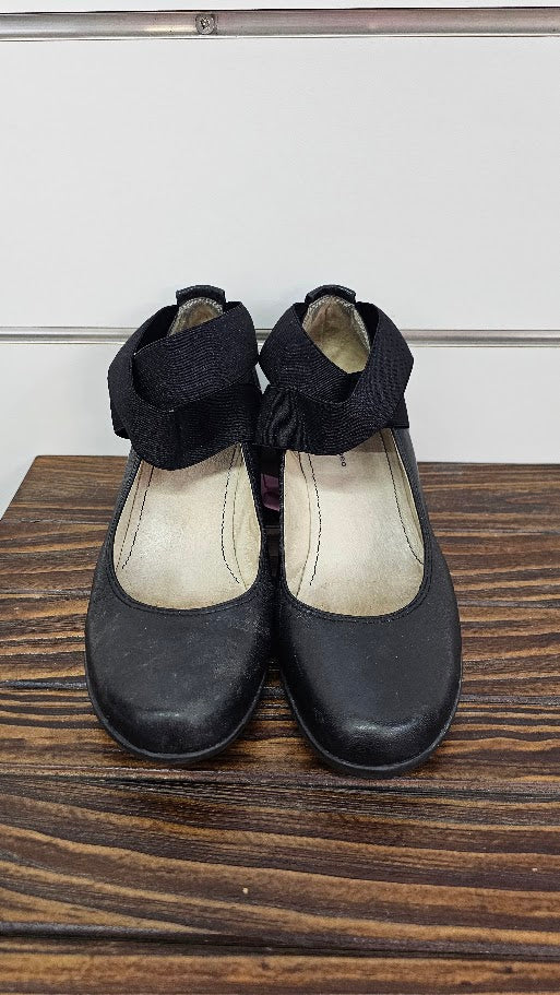 Nu by Neo Black Wedge Heel Closed Toe Shoe - 36
