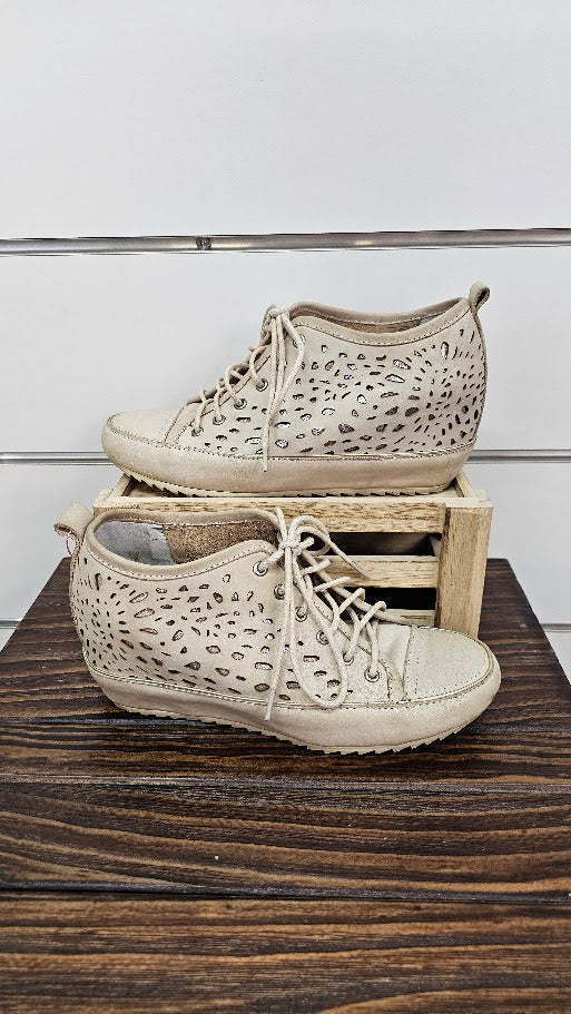 Nu by Neo Cream Lace Up Cutout Shoe - 36