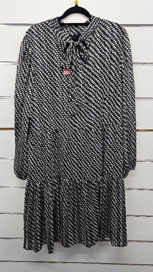 Leila Luca Black/White Knee Length Dress - 16