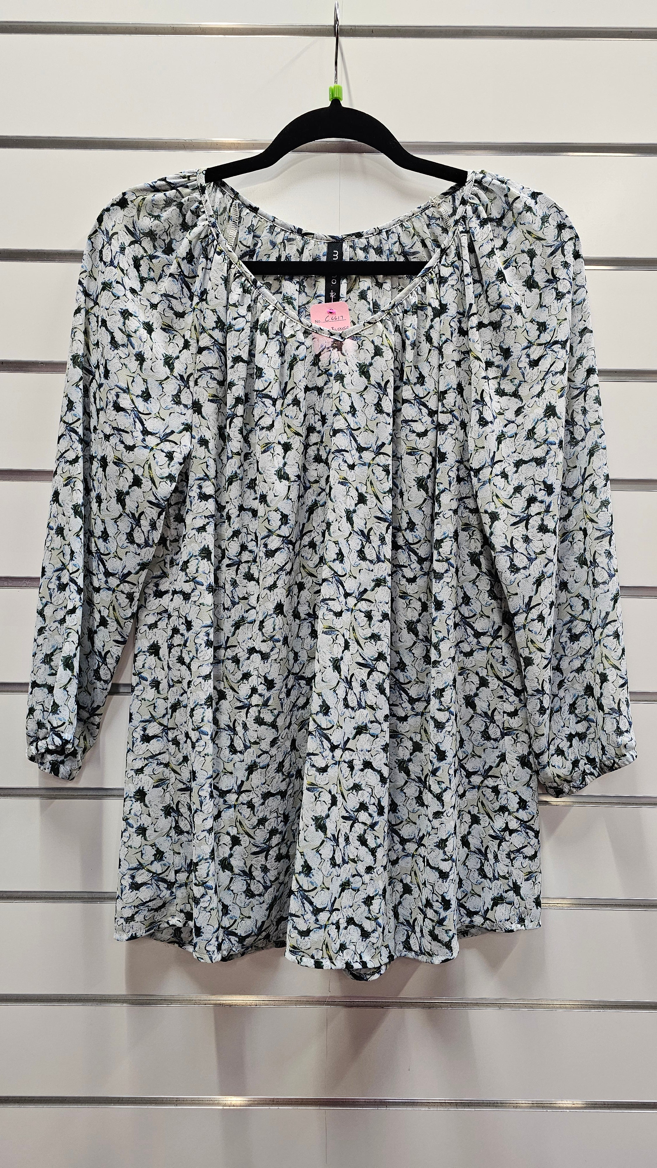 Memo 3/4 sleeve blouse green and white - size 12 image 0
