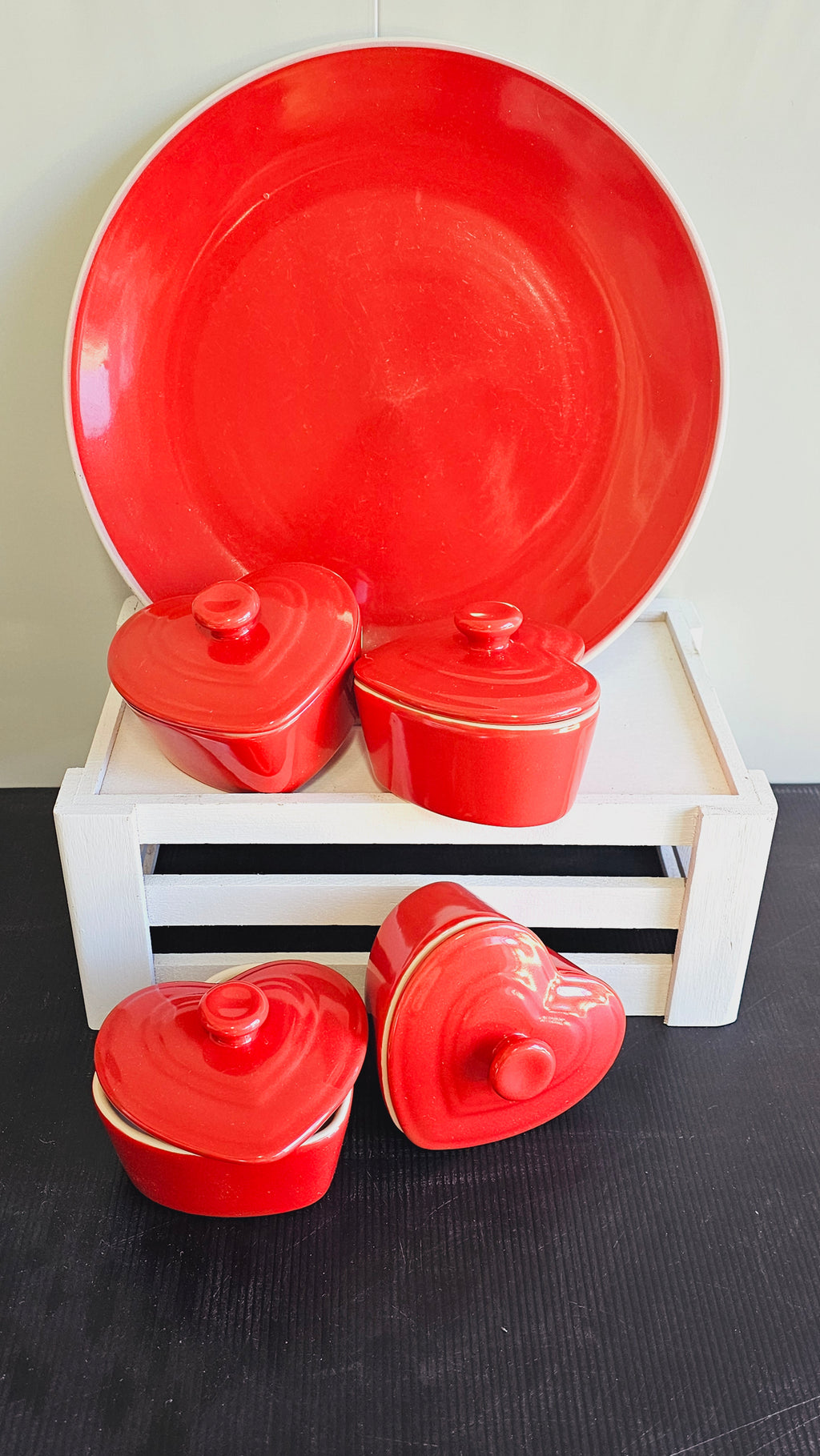Red Plate & 4 Heart Cocottes with lids - Set image 0