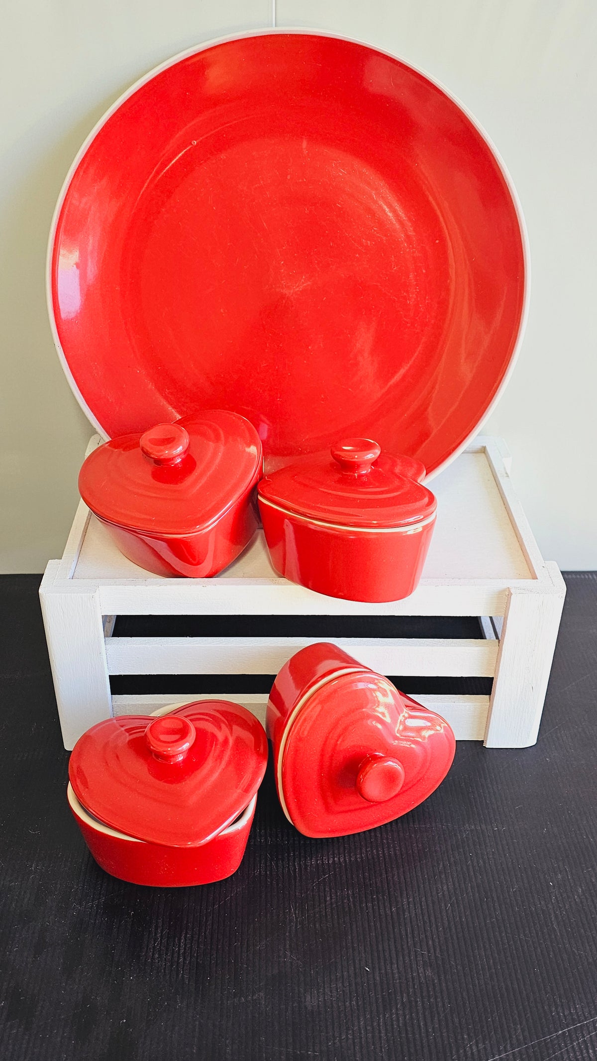 Red Plate & 4 Heart Cocottes with lids - Set image 0