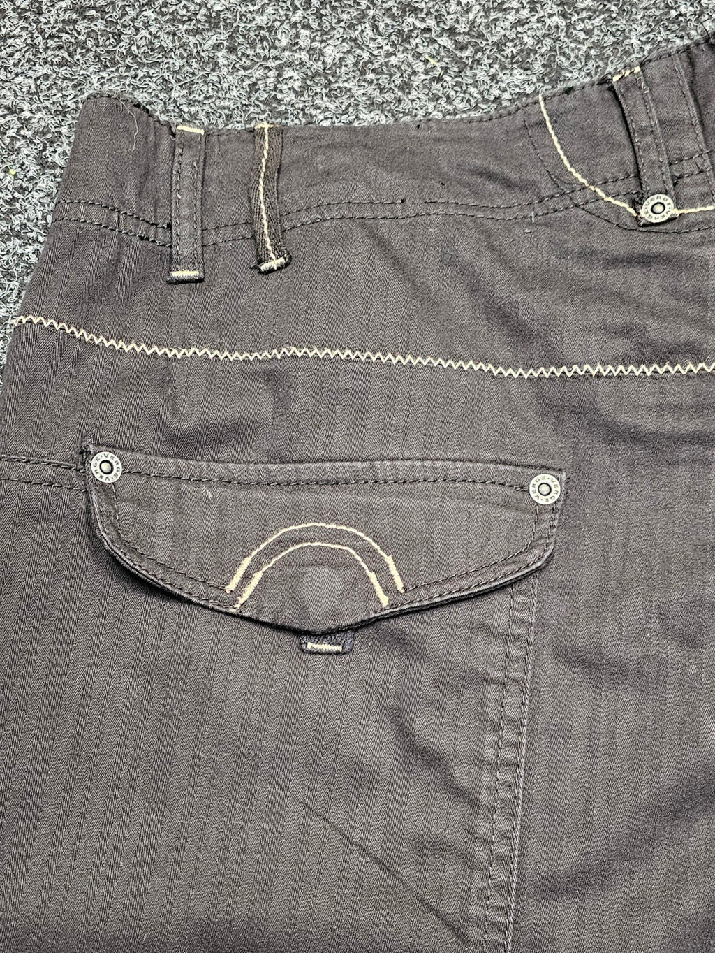 Verge 3/4 Black Pants With Beige Stitching - 18 image 3