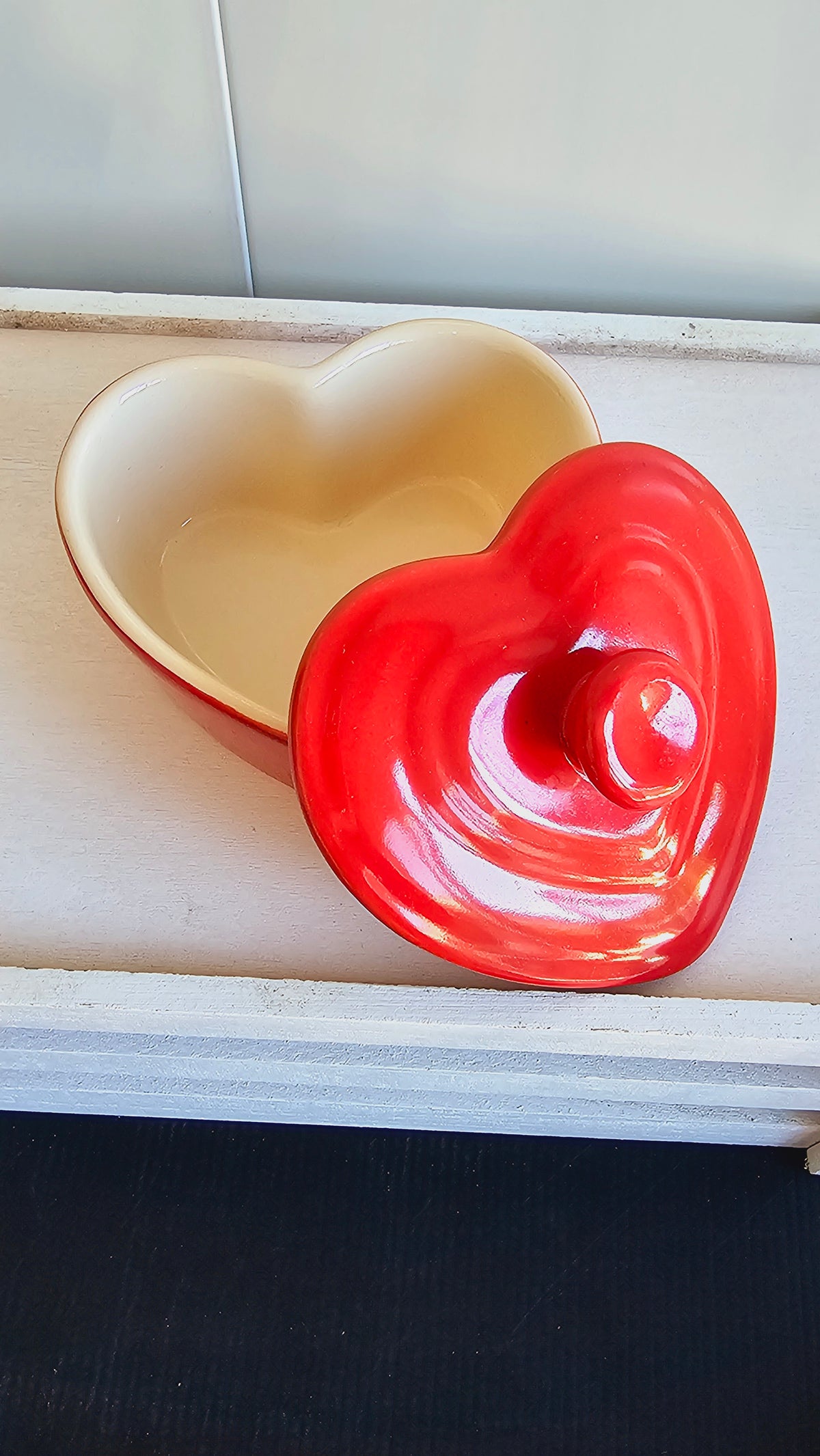 Red Plate & 4 Heart Cocottes with lids - Set image 3