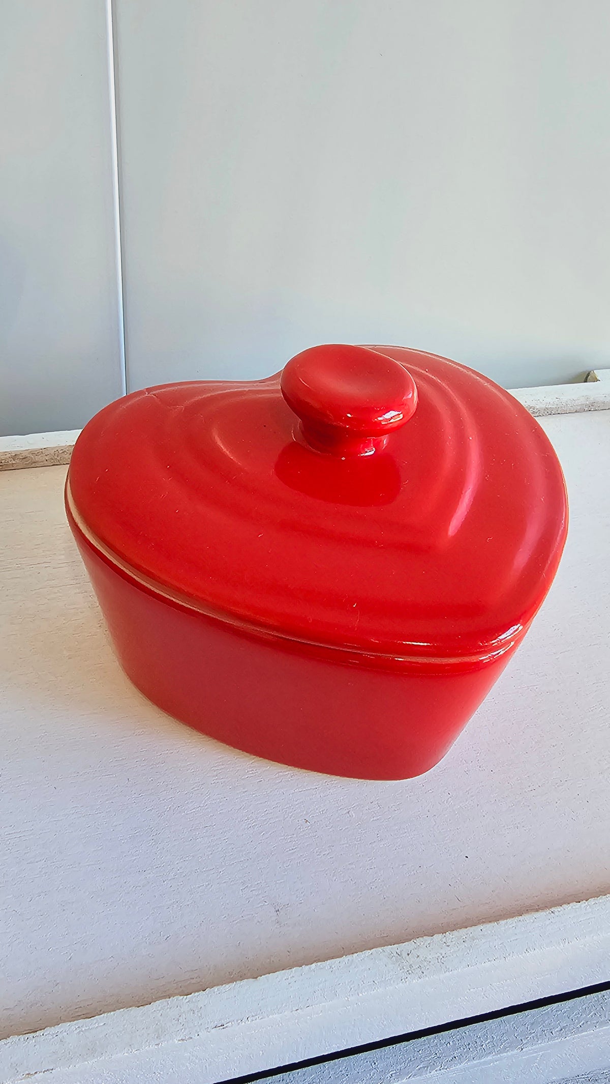 Red Plate & 4 Heart Cocottes with lids - Set image 2