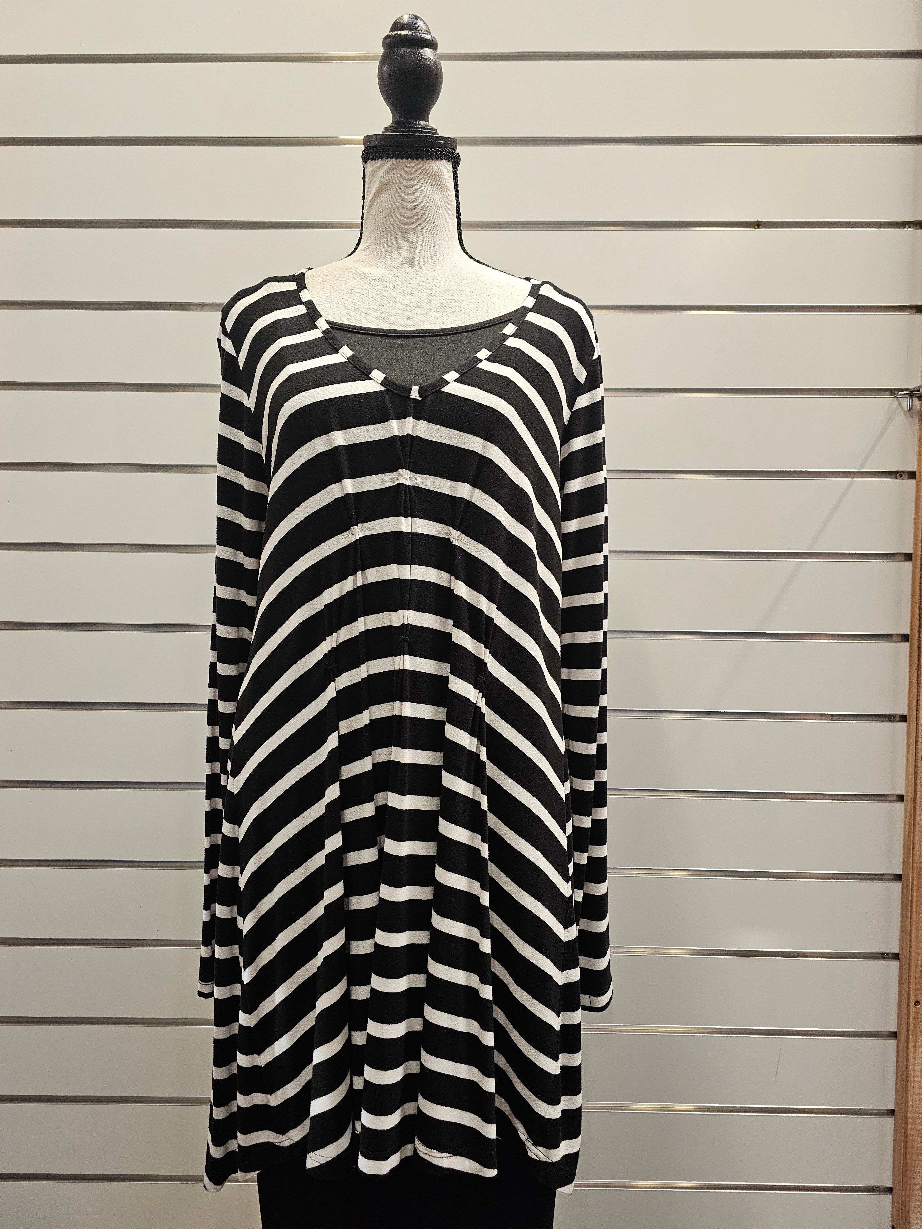 The Carpenters Daughter Black/White Tunic - S image 0