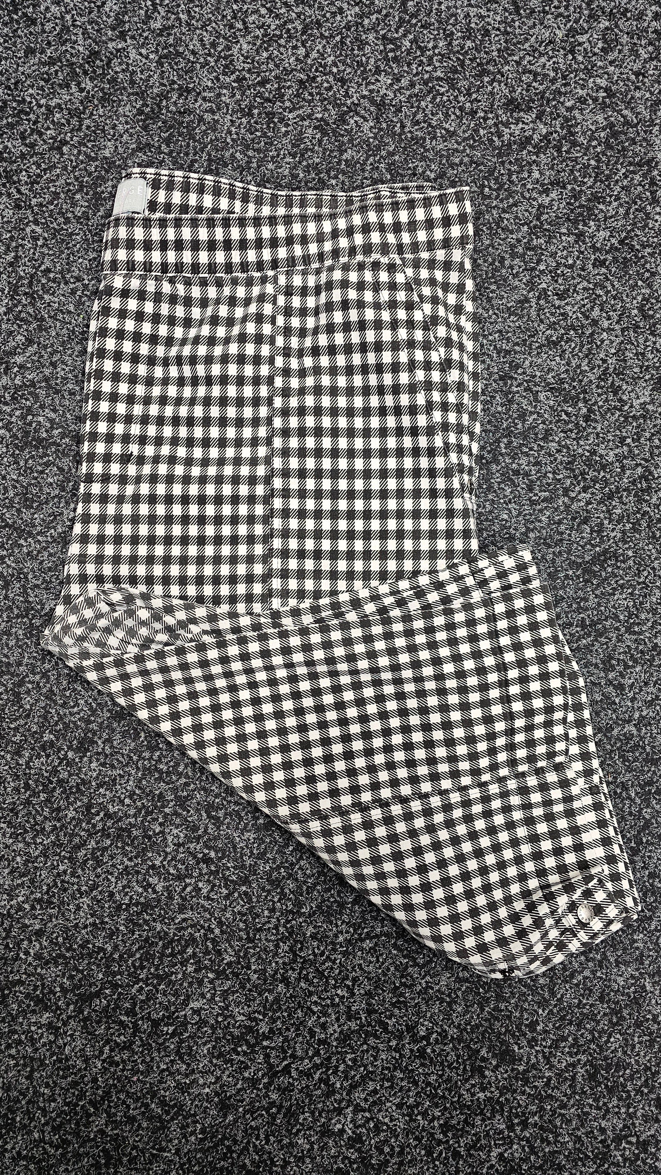 Verge Black And White Shorts - 18 image 0