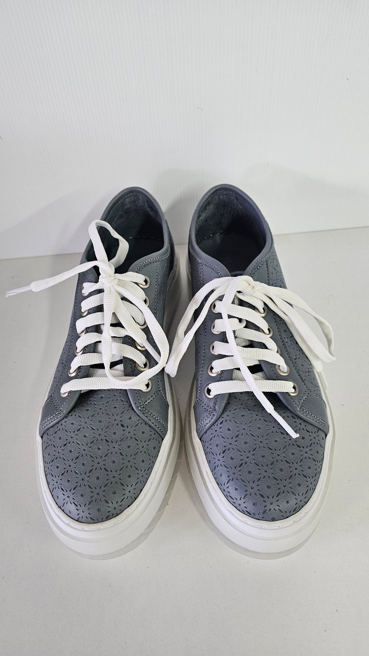 Skinny Side out Grey Dress Sneaker - 38