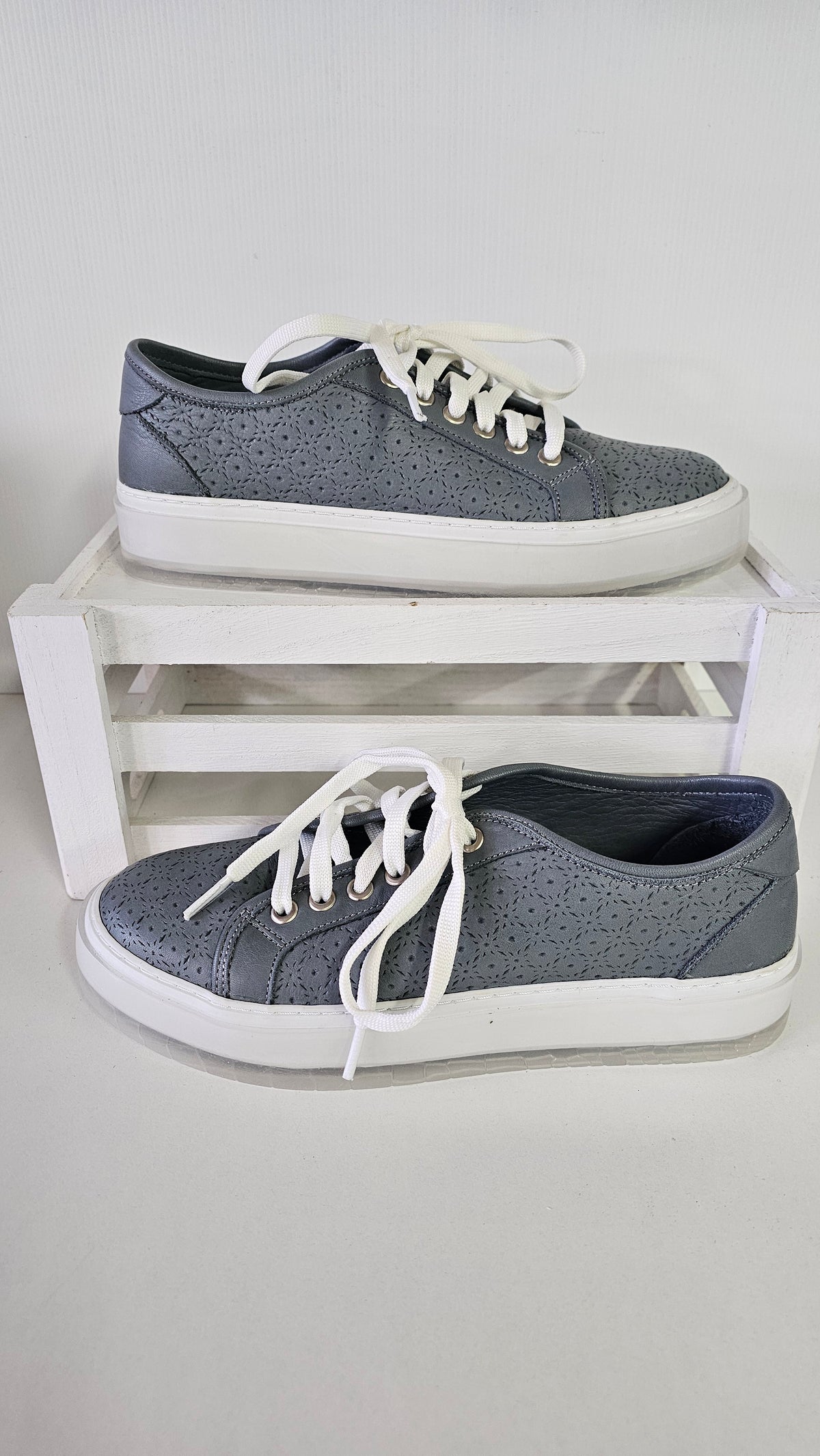 Skinny Side out Grey Dress Sneaker - 38
