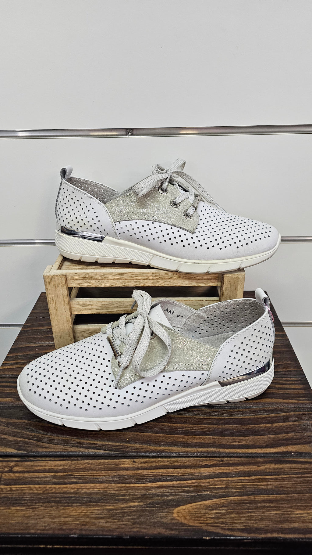 Shin Side Out Cream Leather Sneakers 41